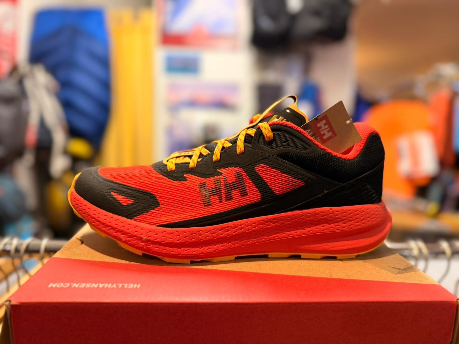 Chaussure rouge de trail, vue de profil